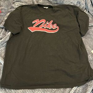 Good condition vintage black and red Nike T-shirt szXL